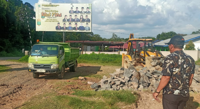 Awasi Langsung, Kerahkan Perusahaan Perbaiki Ruas Jalan Rusak di Jirak Jaya