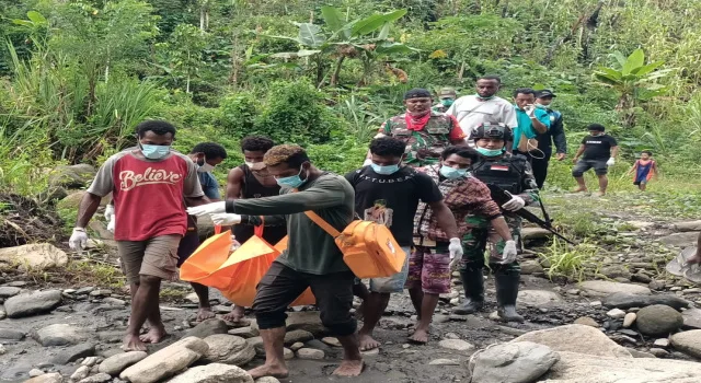 Sigap Tanggap Satgas Yonif 122/TS Bersama Warga Evakuasi Mayat Perempuan di Gubuk Pinggir Sungai